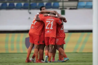 El equipo naranja atacó repetidamente la portería de Metropolitanos, y en el minuto 41, un autogol de Leonardo Pérez definió el marcador a favor de La Guaira.