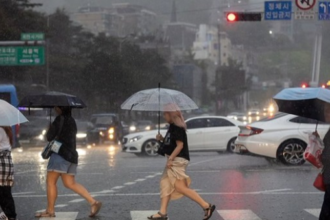 Taiwán es particularmente sensible a desastres naturales como terremotos y tifones: en octubre del año pasado, el tifón Koinu dejó un fallecido, más de 300 heridos y afectaciones en los servicios de luz, agua y transporte de la isla.