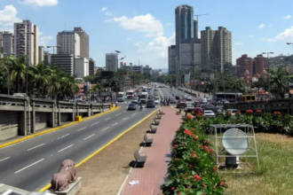 Según detalló el Instituto Nacional de Transporte Terrestre (INTT) en su cuenta oficial en X (antes Twitter), las restricciones en el tránsito iniciarán en algunos sectores desde las 6 de la tarde de este miércoles y se extenderán hasta el jueves 25, día de la actividad principal.