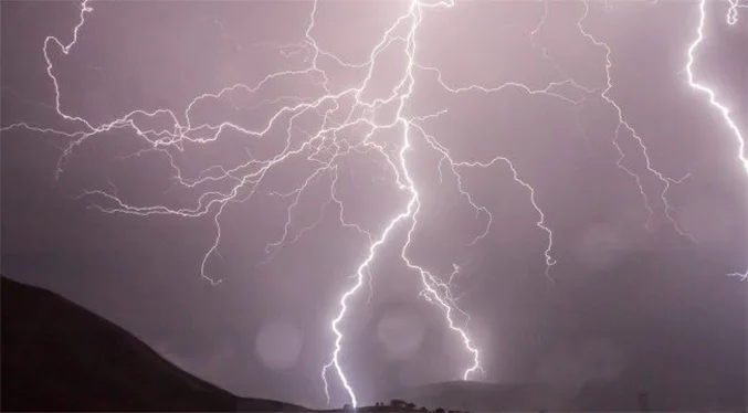 Los funcionarios señalaron que producto de las lluvias de los últimos días se han presentado una importante cantidad de tormentas eléctricas en esa zona de la entidad andina.
