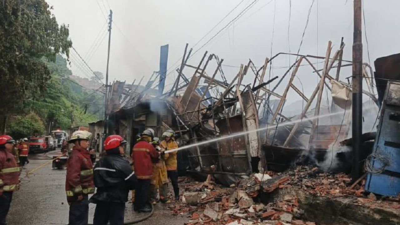 Incendio deja al menos tres hogares afectados (Fotos)