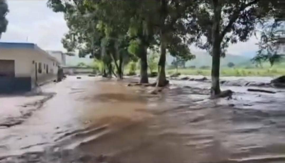 Incomunicadas localidades por desbordamiento del río Amana en Anzoátegui