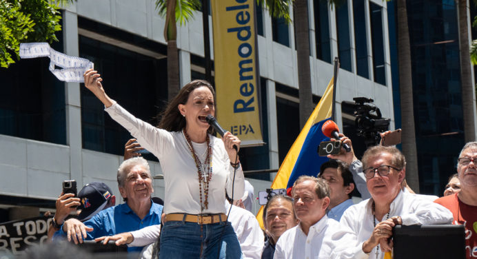 Con el lema de “acta mata sentencia”, manifestantes acompañaron a María Corina Machado en Caracas