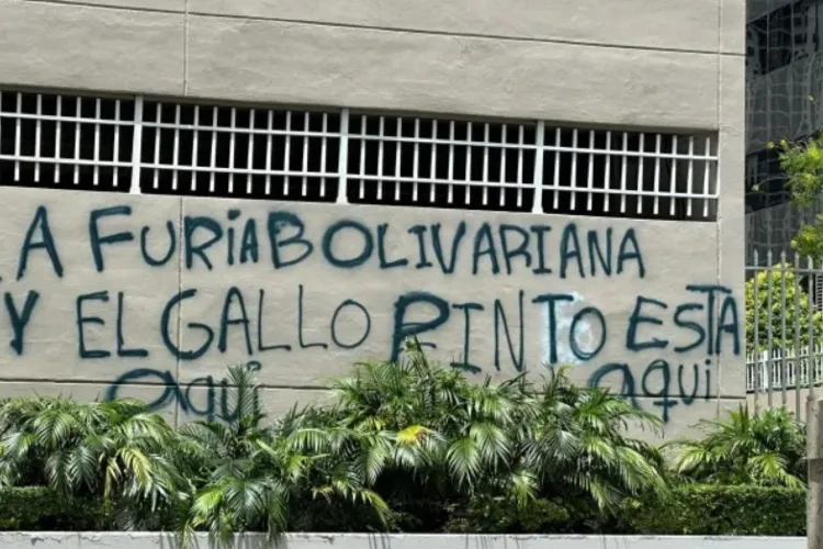 Ofrecen recompensa por autores de pintadas chavistas en Miami