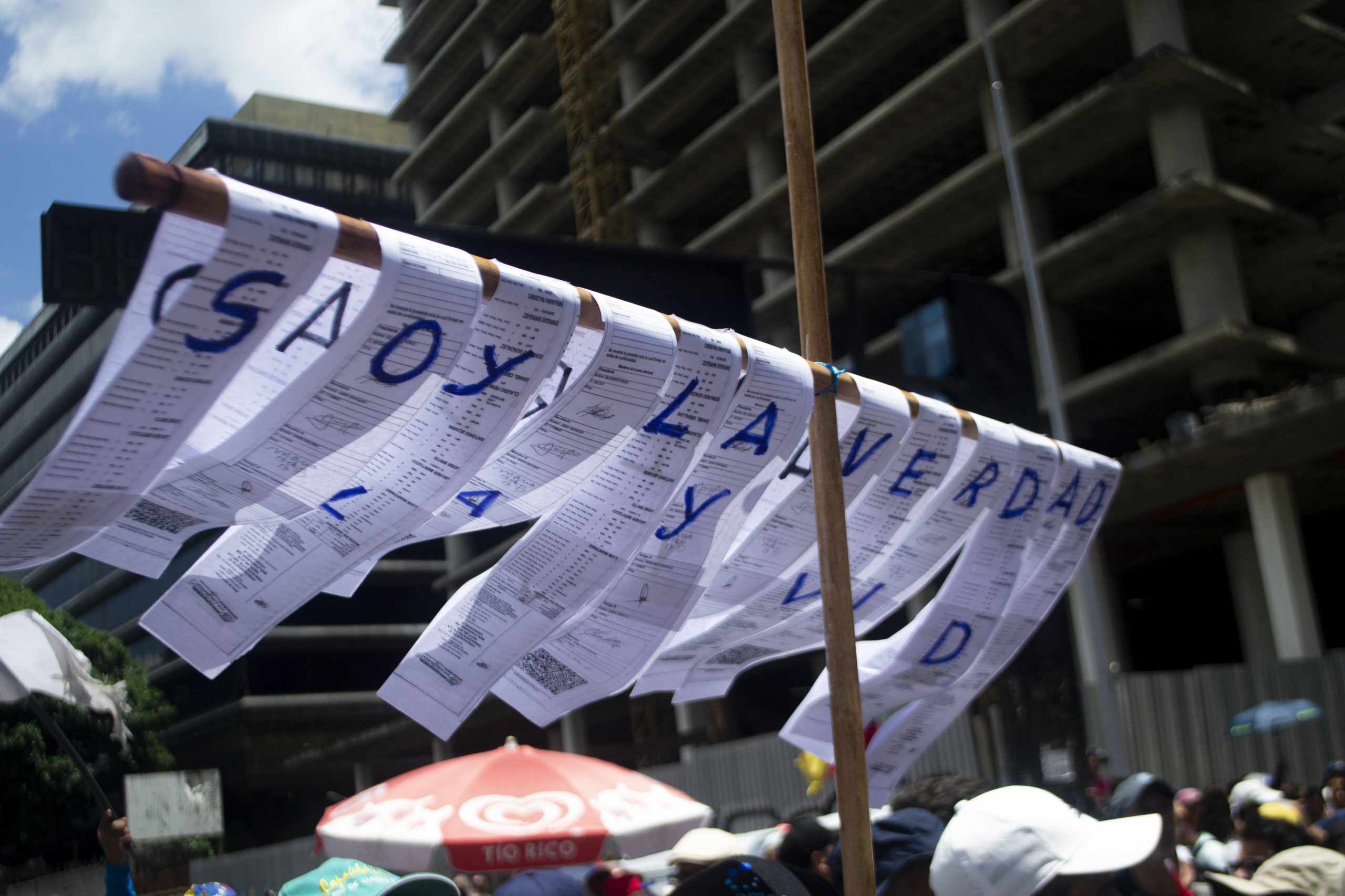 Con actas electorales en mano, miles de personas acompañaron a María Corina Machado este sábado 17 de agosto en Caracas (fotos)