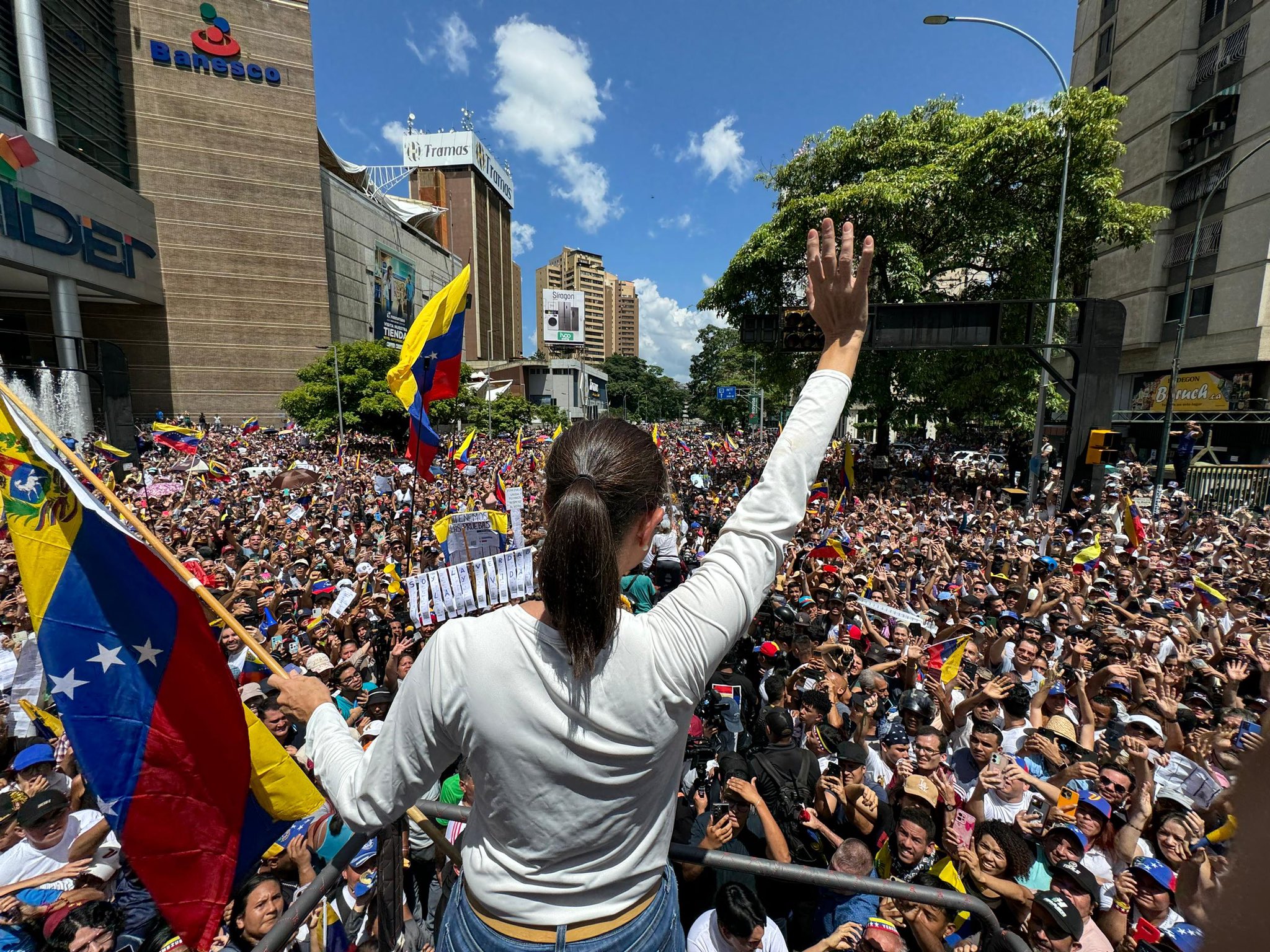 Oposición y chavismo se movilizan a un mes de las presidenciales