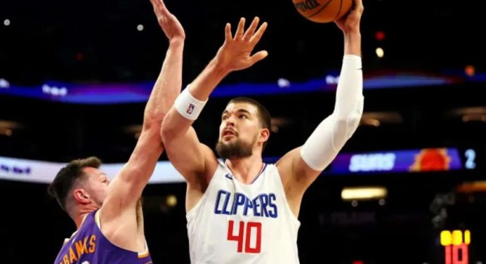 Ivica Zubac firma extensión con Clippers