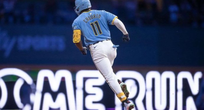Jackson Chourio sumó otro récord con su primer triple