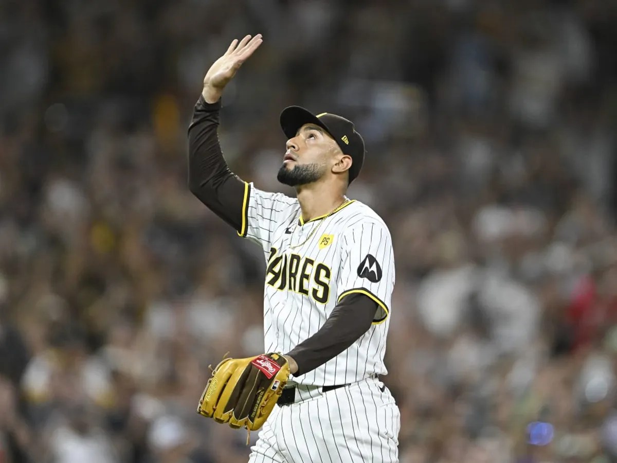 Robert Suárez se afianza como ganador en MLB