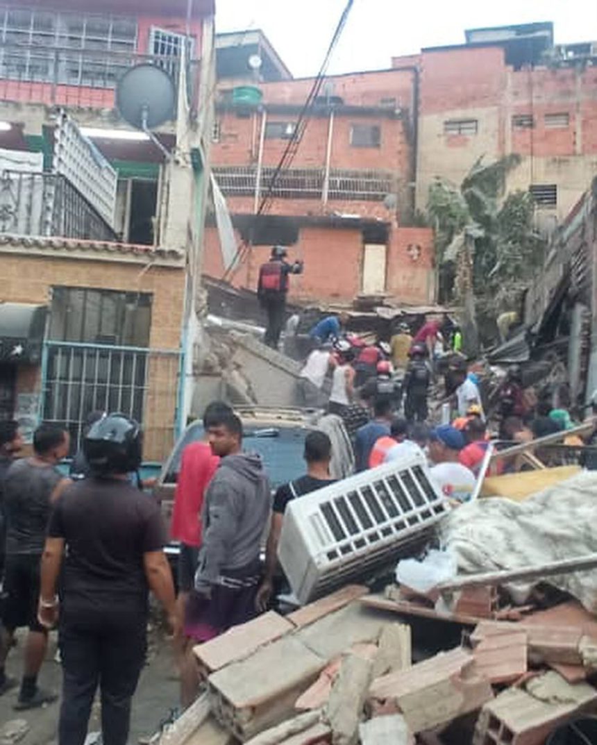 Las autoridades locales y equipos de rescate están trabajando arduamente en la zona. De igual forma, se puede ver como varios vecinos de la zona se encuentran en el sitio brindándole cualquier tipo de ayuda que requieran los uniformados.