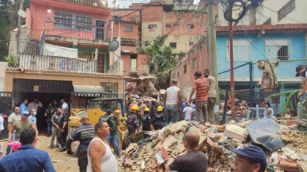 Aumentan a 13 los fallecidos tras explosión de bombona de gas en Petare