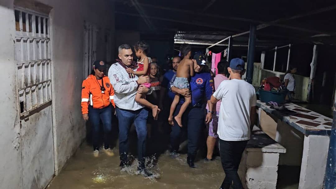 Desalojadas varias familias ante la crecida del río Amana