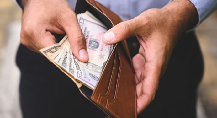 El elemento que debes poner en tu cartera para atraer dinero y abundancia