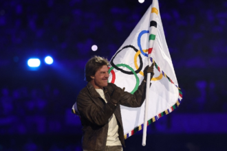 Los Ángeles recibió la bandera de los JJOO 2028 con una épica acrobacia de Tom Cruise