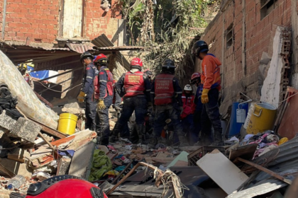 Es importante destacar que este atroz suceso ocurrió, aproximadamente, a las 5:30 de la mañana y la explosión de la bombona se registró en una vivienda de tres pisos.