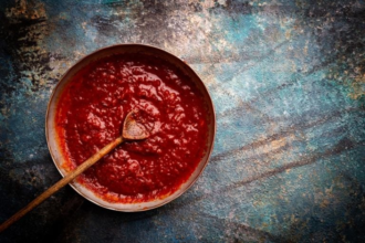 De esta manera, la forma en la que podrás eliminar la acidez de la salsa de tomate es muy sencilla y que no alterará el sabor manteniendo todas las propiedades saludables y sin incorporar calorías.