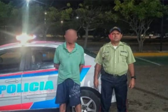 Una vez los policías llegaron al lugar, se entrevistaron con el denunciante, el cual señaló a Lamberto Cornet como el responsable de las conductas señaladas.