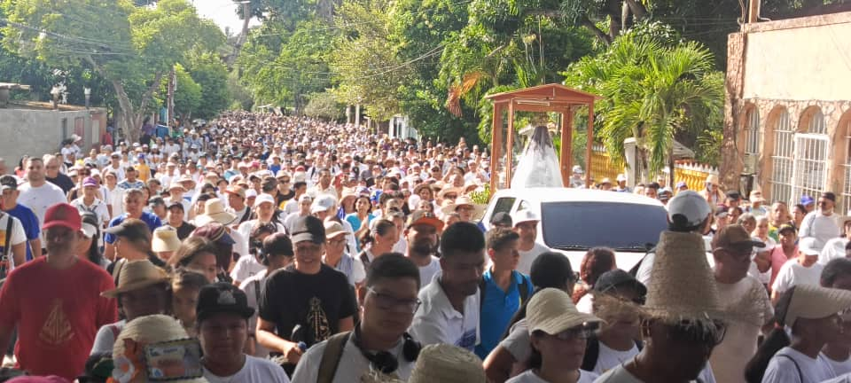 Un mar de gente en Caminata en honor a la Virgen del Valle