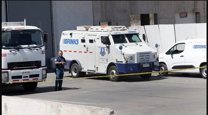 Además de los siete detenidos, las autoridades incautaron un fusil de guerra, cinco pistolas de fuego y una granada de humo, precisó carabineros en X, antes Twitter.