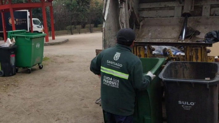 Santiago admite “error” en posteo sobre basura en acto de venezolanos: Imagen era de 2023