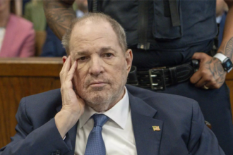 La Fiscalía de Manhattan y la defensa de Weinstein han convenido celebrar un nuevo juicio y la fecha tentativa marcada por el juez es el 15 de noviembre.