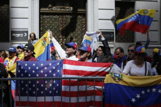 El programa se anunció inicialmente para los venezolanos en octubre de 2022 y permitía a un número limitado de ellos volar o viajar directamente a Estados Unidos siempre que no hubieran ingresado ilegalmente, tuvieran un patrocinador en Estados Unidos y aprobaran ciertos controles biométricos y biográficos.