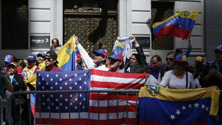 El programa se anunció inicialmente para los venezolanos en octubre de 2022 y permitía a un número limitado de ellos volar o viajar directamente a Estados Unidos siempre que no hubieran ingresado ilegalmente, tuvieran un patrocinador en Estados Unidos y aprobaran ciertos controles biométricos y biográficos.