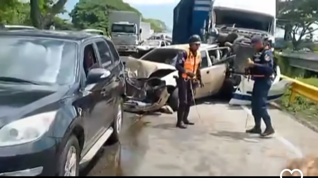 Accidente múltiple en la autopista Cimarrón Andresote, a la altura de la población de Guama, municipio Sucre del estado Yaracuy