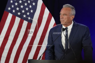 Robert F. Kennedy Jr. suspenderá campaña y respalda a Donald Trump