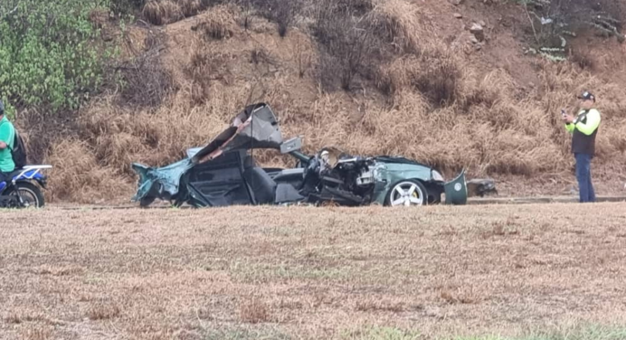 Carro volcó y se partió en dos en la Av. Luisa Cáceres de Arismendi