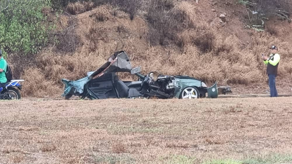 Carro volcó y se partió en dos en la Av. Luisa Cáceres de Arismendi