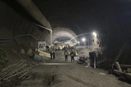 En esta imagen, distribuida por la empresa ferroviaria estatal de Tailandia, rescatistas trabajan el 29 de agosto de 2024 en el lugar donde se vino abajo un túnel, en la provincia de Nakhon Ratchasima, que forma parte de un proyecto de alta velocidad en colaboración con China. (Ferrocarriles de Tailandia vía AP)