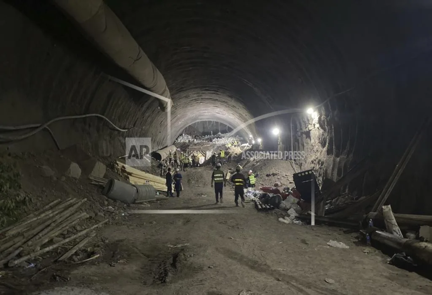 En esta imagen, distribuida por la empresa ferroviaria estatal de Tailandia, rescatistas trabajan el 29 de agosto de 2024 en el lugar donde se vino abajo un túnel, en la provincia de Nakhon Ratchasima, que forma parte de un proyecto de alta velocidad en colaboración con China. (Ferrocarriles de Tailandia vía AP)