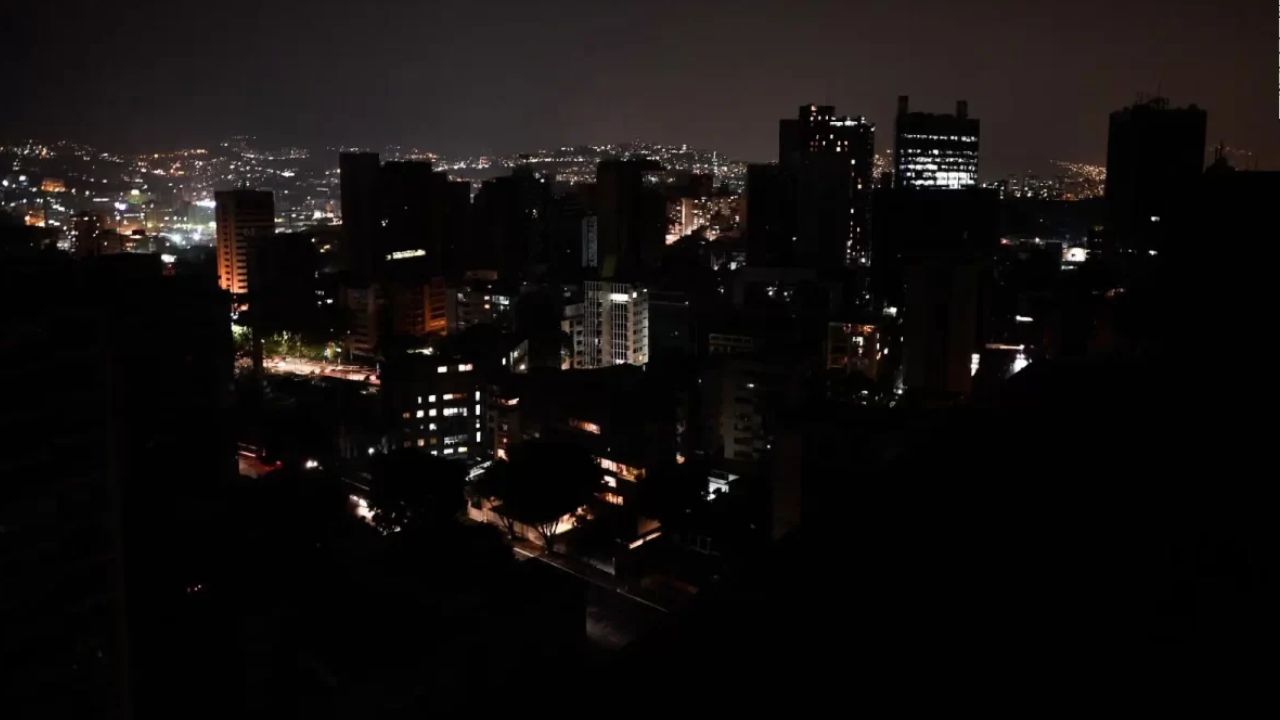 Reportan zonas de Caracas y otros estados del país sin servicio eléctrico