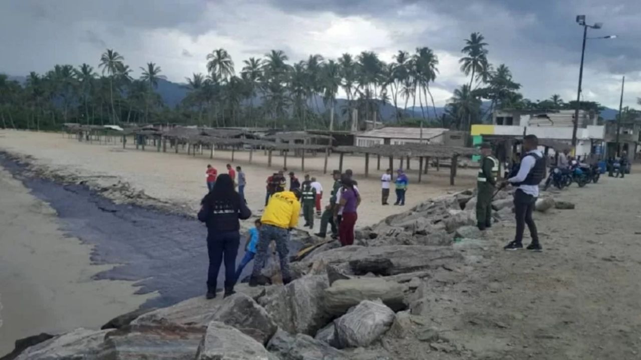 Siguen labores de limpieza en las playas de Carabobo tras el derrame de petróleo