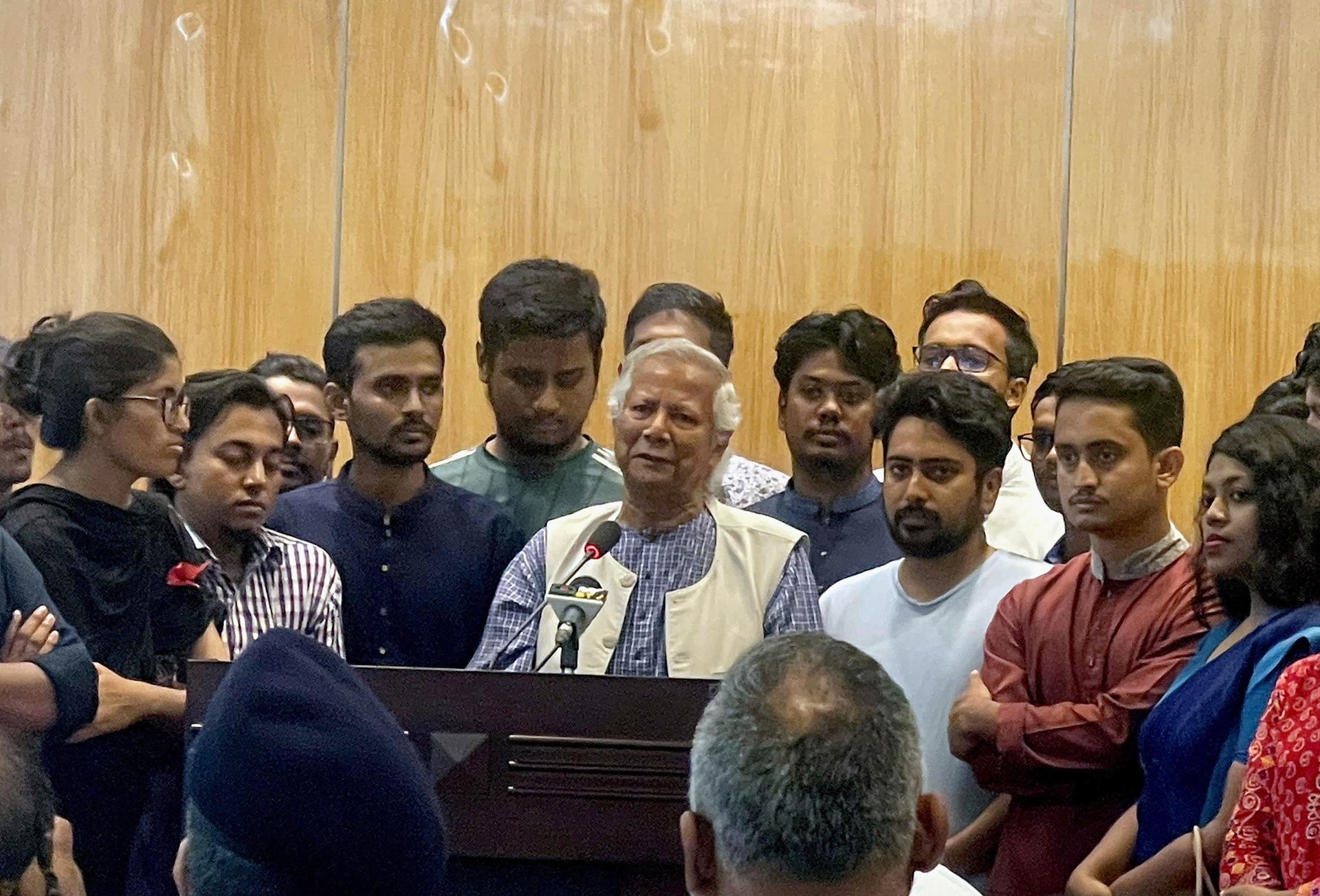 Muhammad Yunus aterriza en Bangladés para liderar el Gobierno interino tras las protestas