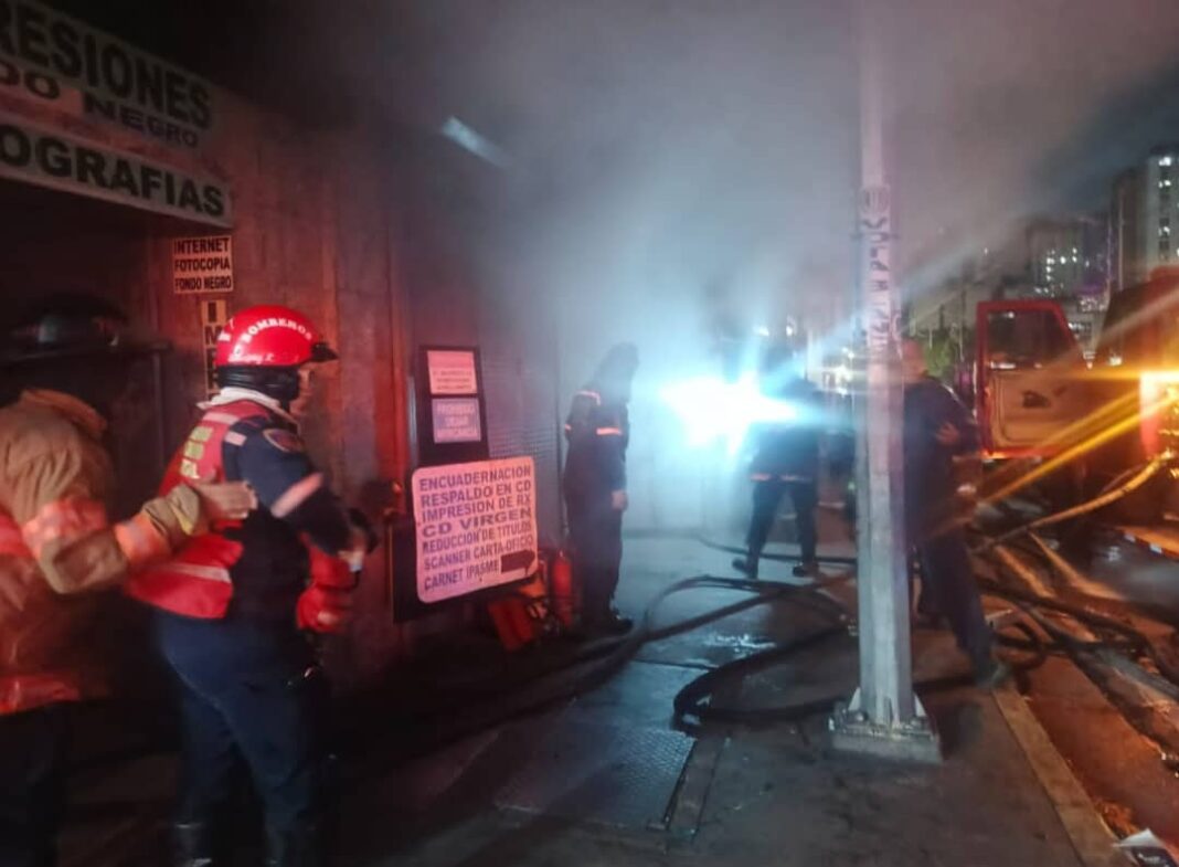 16 familias fueron evacuadas tras incendio en edificio de La Hoyada