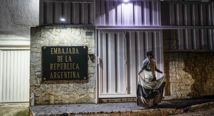 ¿Cómo trabaja una embajada en Venezuela?
