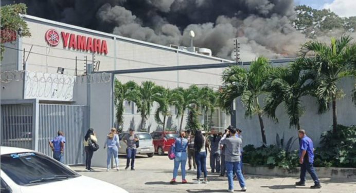 Bomberos controlan voraz incendio que consumió galpón en Caracas