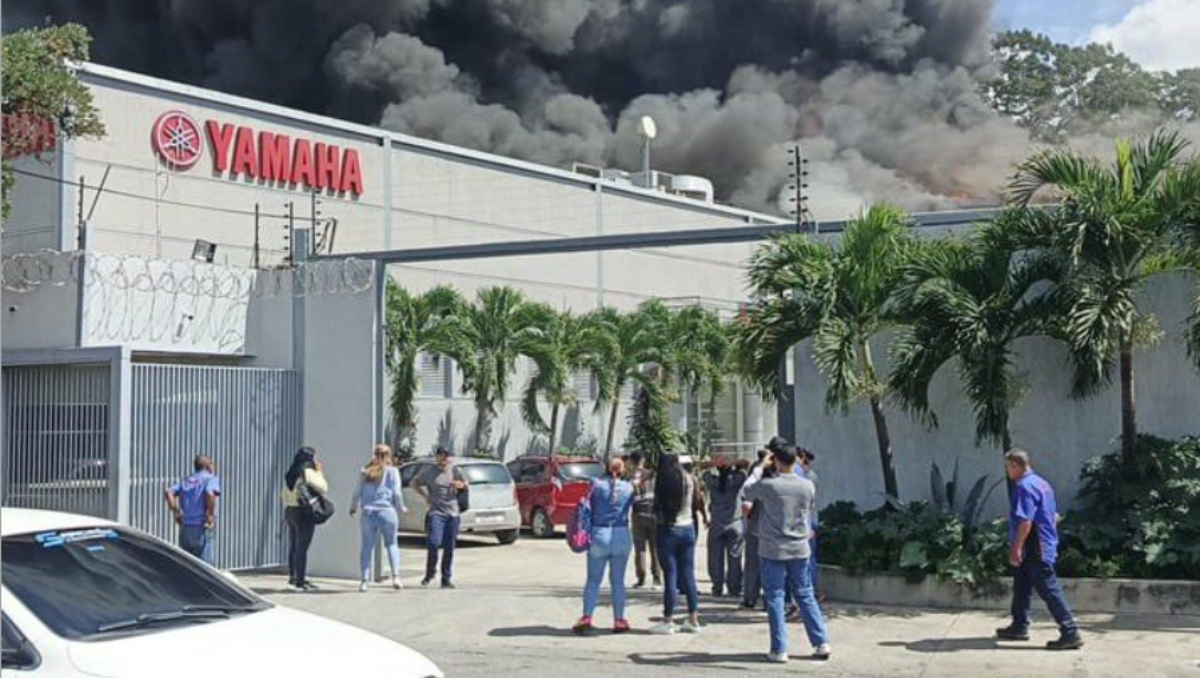 Bomberos controlan voraz incendio que consumió galpón en Caracas