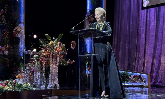 Carolina Herrera premiada por el mes de Herencia Hispana