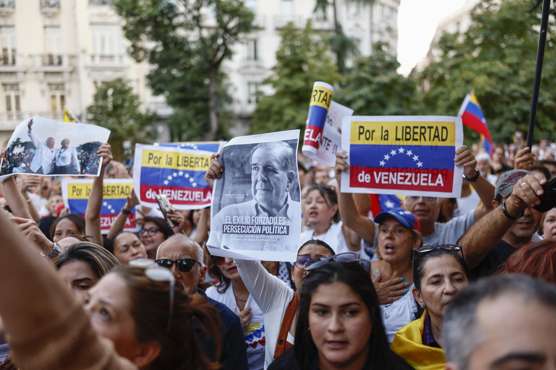 Hija de Edmundo González acude al debate sobre Venezuela del Congreso español