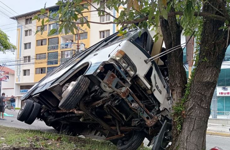 Seis muertos y más de 10 heridos deja accidente vial en Mérida