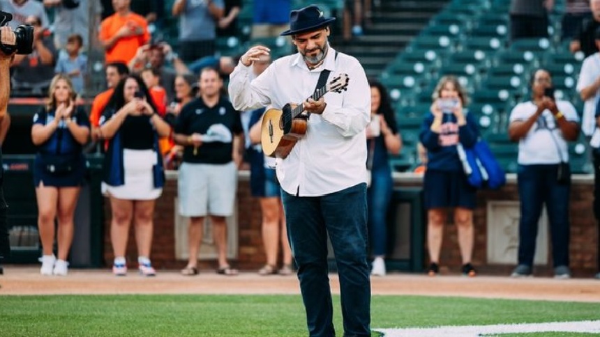 El músico venezolano Jorge Glem interpretó el himno de EEUU con su cuatro en un juego de MLB