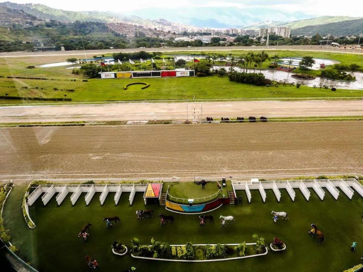 La pista de La Rinconada sometida a mantenimiento