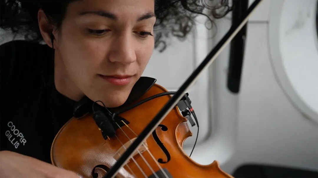 La violinista Sarah Gillis interpretó desde el espacio un tema de Star Wars junto a varias orquestas, incluida la venezolana El Sistema