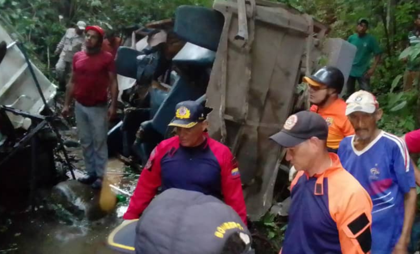 Cinco fallecidos, entre ellos dos niños, dejó accidente de autobús en Caripe, Monagas