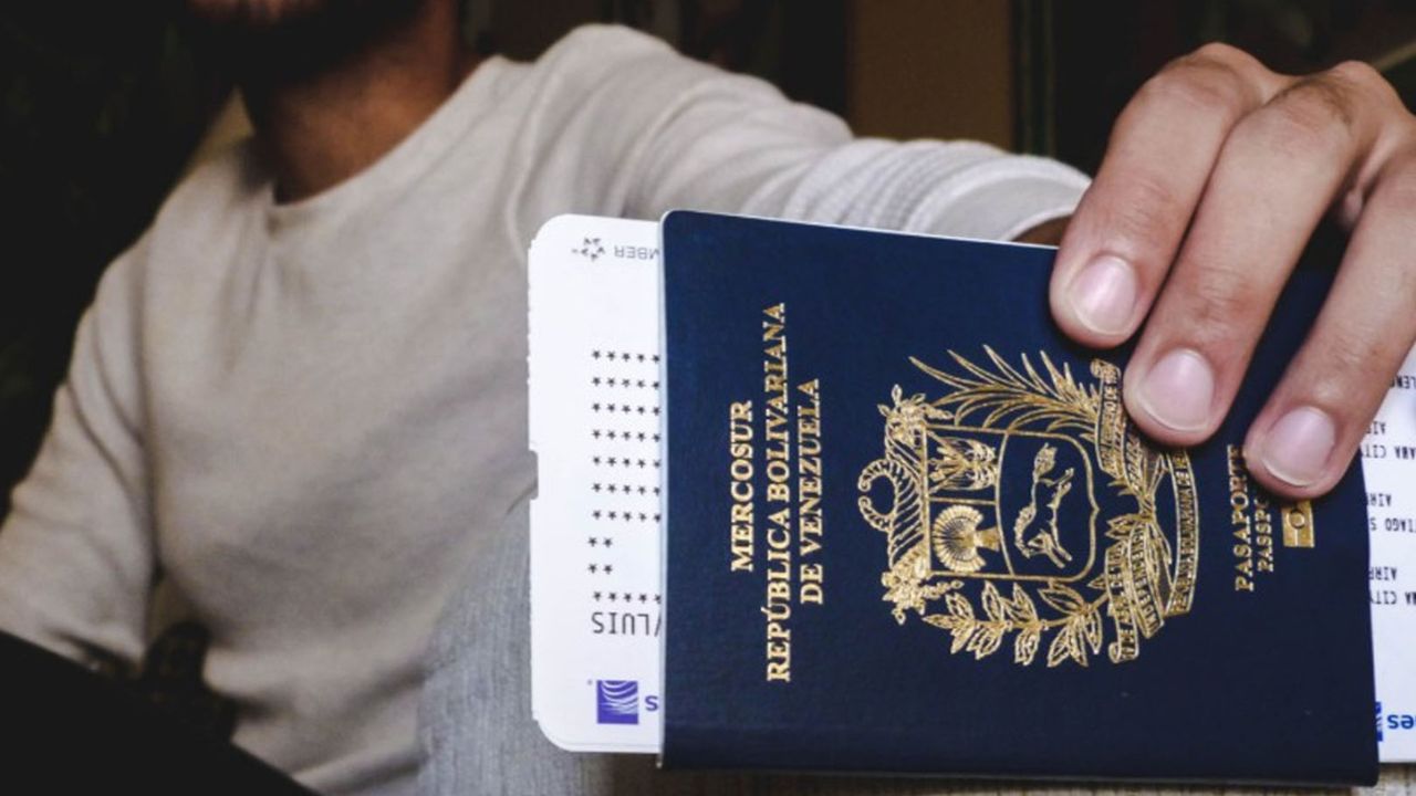 Venezolanos deben tener pasaporte y cédula vigente para ingresar al país