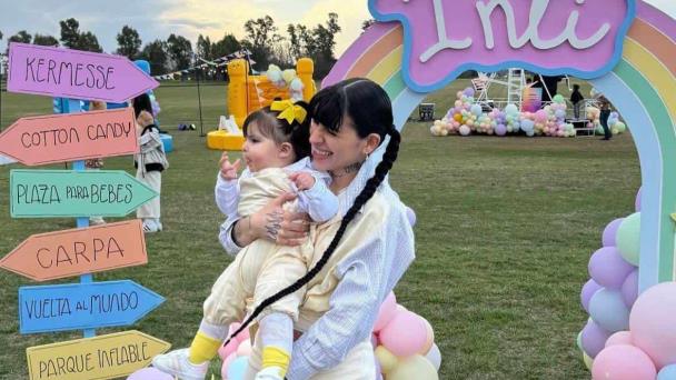 Cazzu celebra el primer año de su hija Inti y Nodal estuvo presente