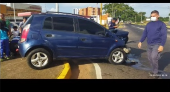 Colisión vehicular deja cinco heridos, entre ellos tres niños